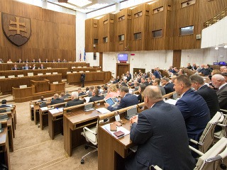 Poslanci počas 18. schôdze