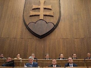 Poslanci počas 18. schôdze