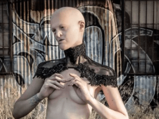 Melanie búra mýty o