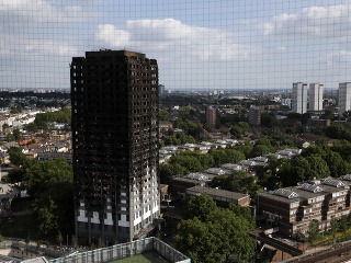 Z vyhorenej londýnskej budovy