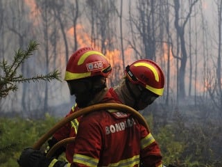 Portugalskí hasiči sa usilujú
