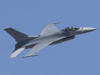 Stíhačka NATO F-16