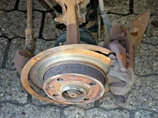 tak dlho brzdili, až