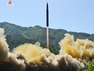 Kórea naďalej hrozí vojenským