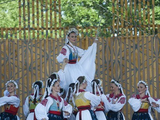 Vystúpenie tanečného súboru Lúčnica.