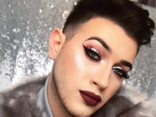 Nalíčený muž tvárou kozmetického