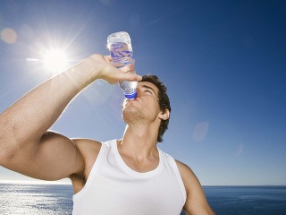 Pitie z plastovej fľaše