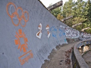 10 fotiek zničených športovísk