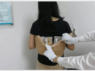 Čínski colníci zadržali ženu,