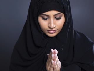 Žena dokopala moslimku v