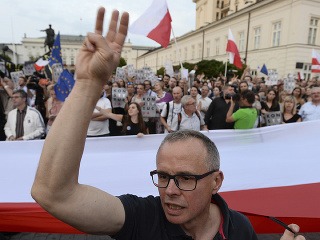 Protestujúci vo Varšave proti