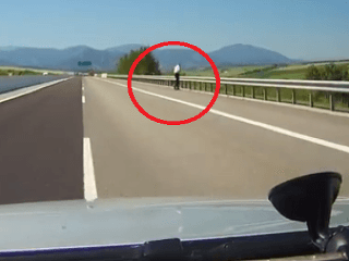 VIDEO Policajt na diaľnici