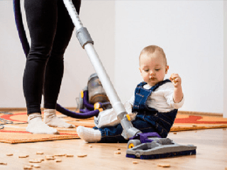 Bäbatko upratuje s mamou