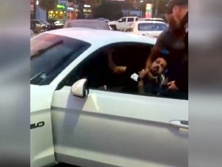 Opitý vodič Mustanga