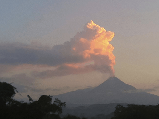 Sopka Bogoslof na svitaní.