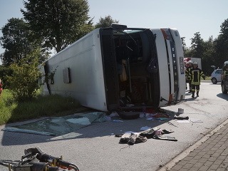 Nehoda autobusu si vyžiadala