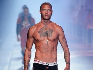 Z väzňa modelom: Pozrite