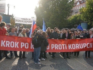 Zábery z protikorupčného protestu