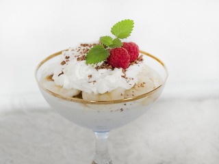 Tvarohovo – karamelový pohár