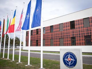 Ministri NATO riešia názorové