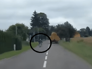 VIDEO Nepochopiteľná jazda motorkára: