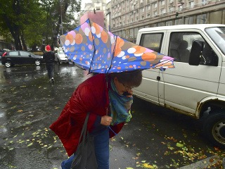 Žena s dáždnikom prechádza