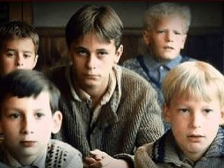 Kultová Obecná škola skrýva