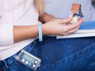 Ak pacient čelí hypoglykémii,