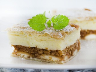 Jablkovo-piškótový koláč s pudingom