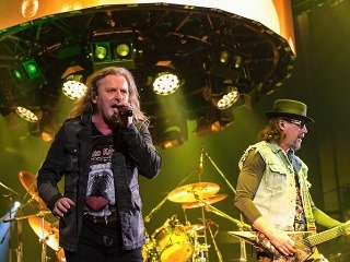 Kabát-mánia nekončí. Vypredané štadióny