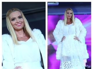 Sympatická blondínka sa na