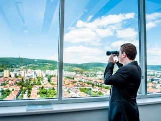 Keď komik sprevádza kanceláriami: