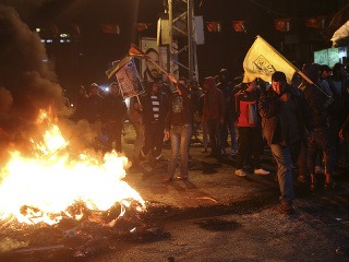 Stovky rozhnevaných Palestínčanov protestovali