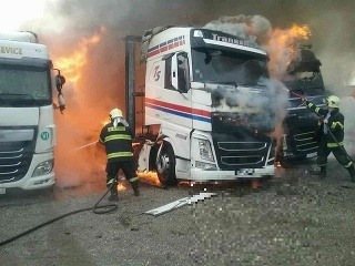 Požiar kamiónov v Sládkovičove