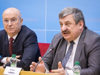 Generálny riaditeľ Služobného úradu MO SR Ján Hoľko a predseda Výboru NR SR pre obranu a bezpečnosť Anton Hrnko