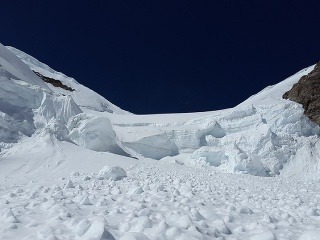 Pád lavíny v lyžiarskom