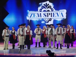 Zem spieva zažiarila na
