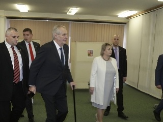 Miloš Zeman počas hlasovania