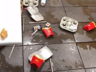 Apokalypsa v McDonalde: Jedli