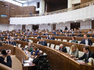 Mimoriadna schôdza parlamentu: Ministerstvo