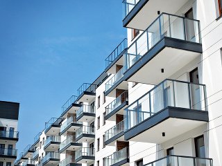 Mladému páru bez bývania