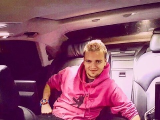 Prezentoval luxus, vlogeri si