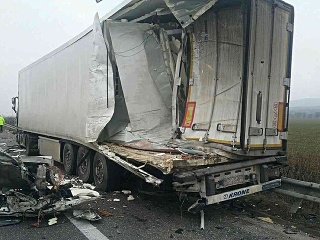 Dopravná nehoda dvoch kamiónov: