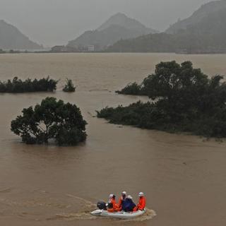 Čínu zasiahol tajfún, jedno