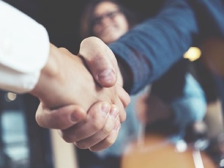 Stisk ruky ako varovný