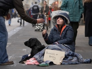 Bezdomovec dostal od neznámeho
