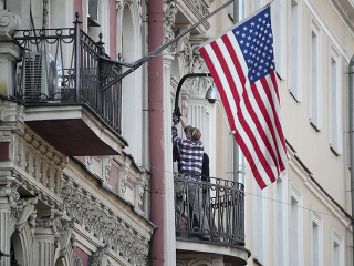 Muž skladá americkú zástavu