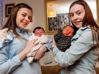 Mladé sestry porodili pár