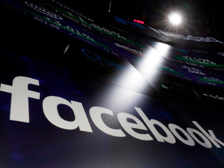 Facebook podľahol tlaku verejnosti: