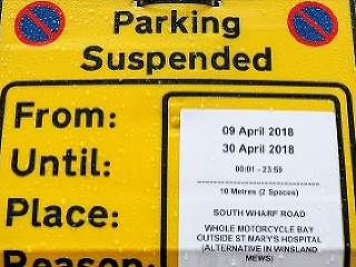 Pred nemocnicou, kde Kate